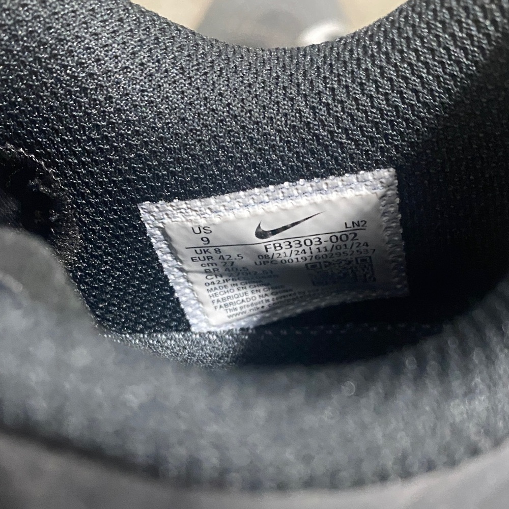 Nike Black and Gray Athletic Shoes - Picture 2 of 3